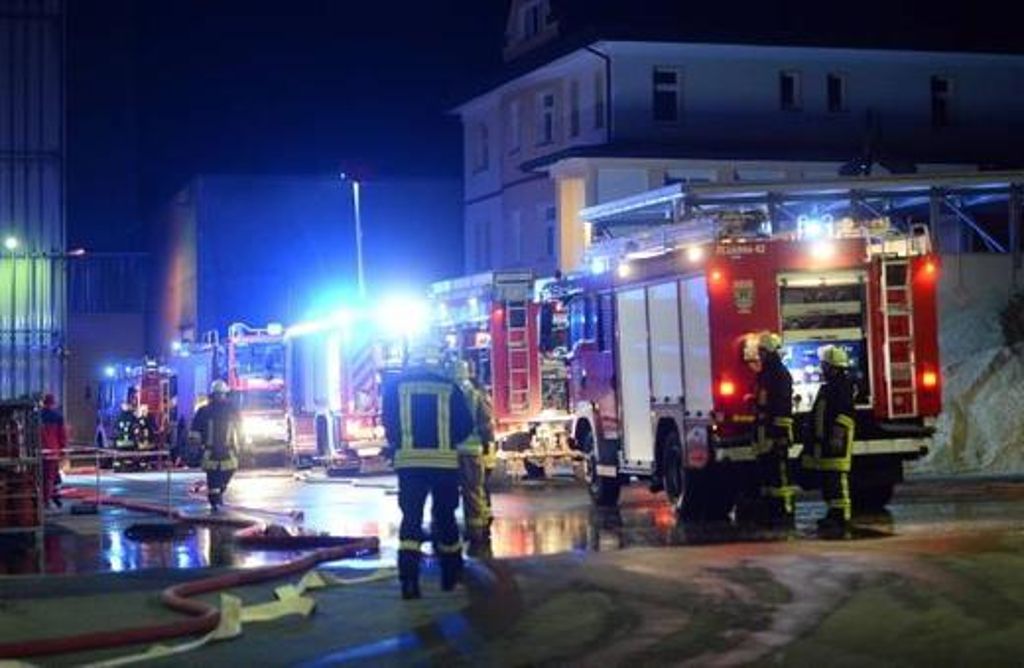 Havarie im Glaswerk Ernstthal: 70 Kameraden der Feuerwehr waren im Einsatz.