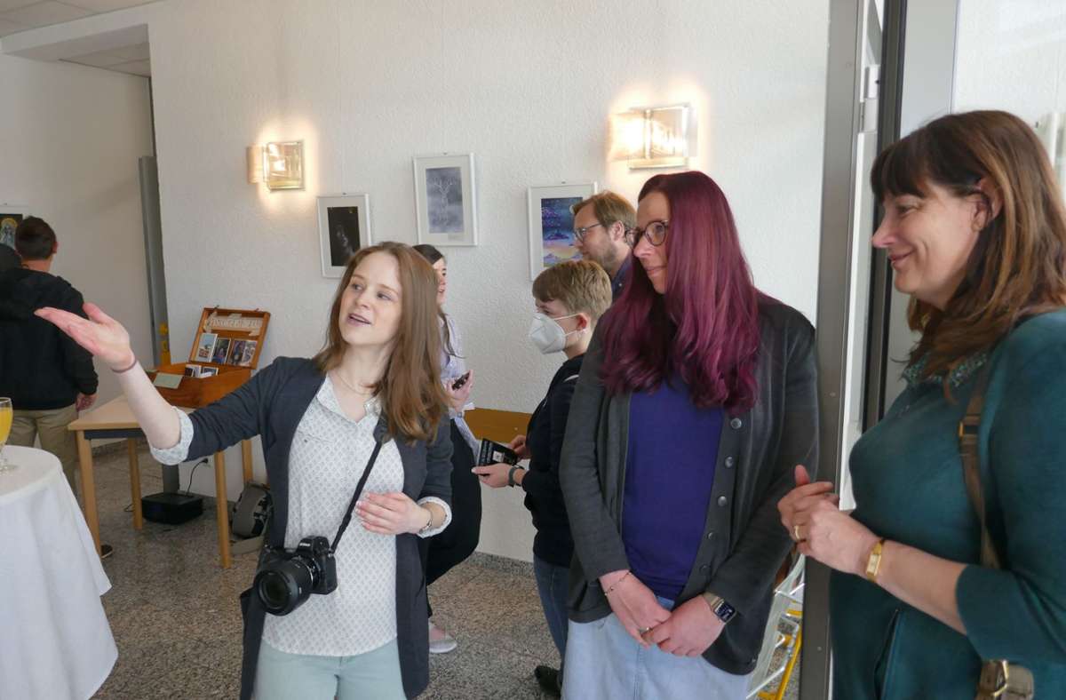 Elisa Kirbst aus Weimar im angeregten Gespräch mit Ausstellungsgästen zu denen auch Bürgermeisterin Beate Misch gehörte. Foto: Karl-Heinz Veit