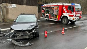 Vollsperrung nach Unfall: Auto kollidiert mit Kleintransporter