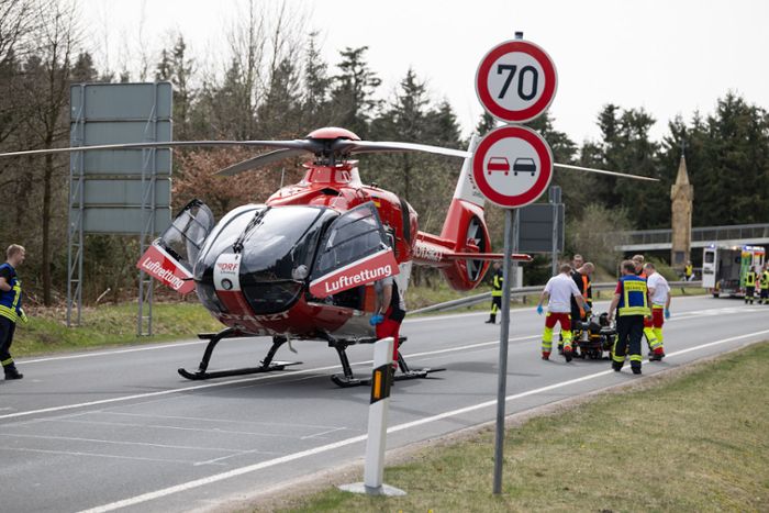 Schwerer Unfall bei Oberhof: 20-jähriger Biker über Leitplanke geschleudert