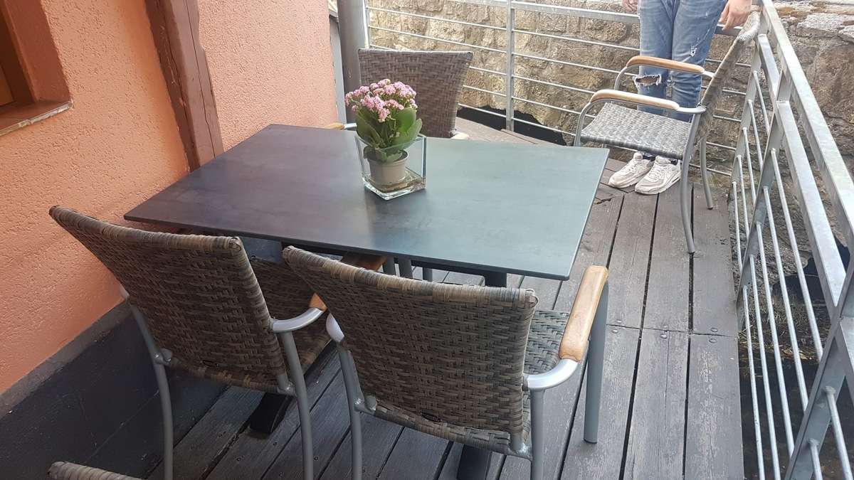 Diebe klauten Tische und Stühle aus einem Restaurant.