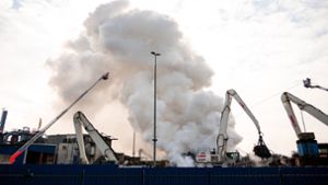 Riesige Rauchwolken über Hamburg-Harburg - Schrott im Hafen brennt