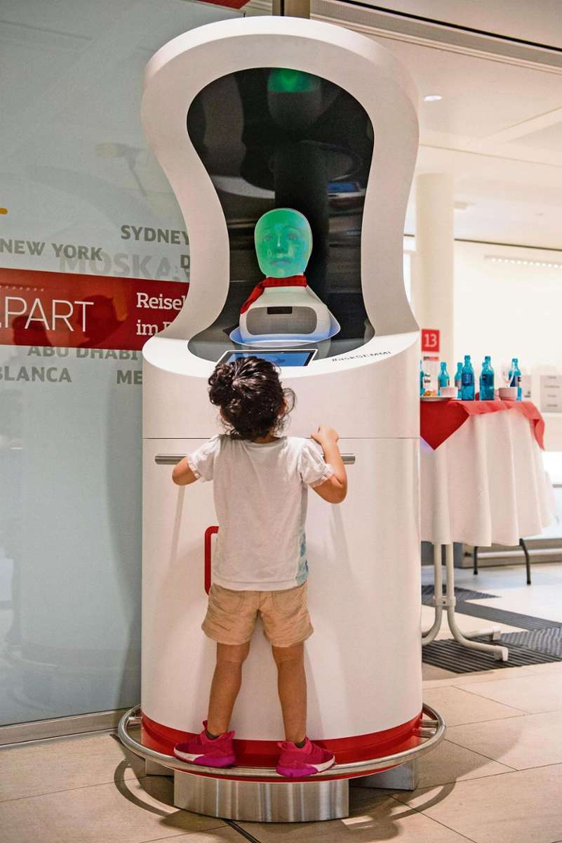 Ein Mädchen versucht im Hauptbahnhof Berlin mit Semmi, einem Roboter der Deutschen Bahn, auf Spanisch zu sprechen. Die neue "Kollegin" funktioniert durch Künstliche Intelligenz und soll Reisenden Auskunft in mehreren Sprachen geben und weiterhelfen. Foto: Lisa Ducret/dpa Quelle: Unbekannt