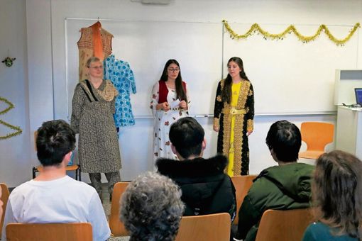 Eine kleine Modenschau mit nahöstlichen Gewändern der Frauen war einer der Höhepunkte des Abschlussfestes an der Volkshochschule. Foto: Dolge
