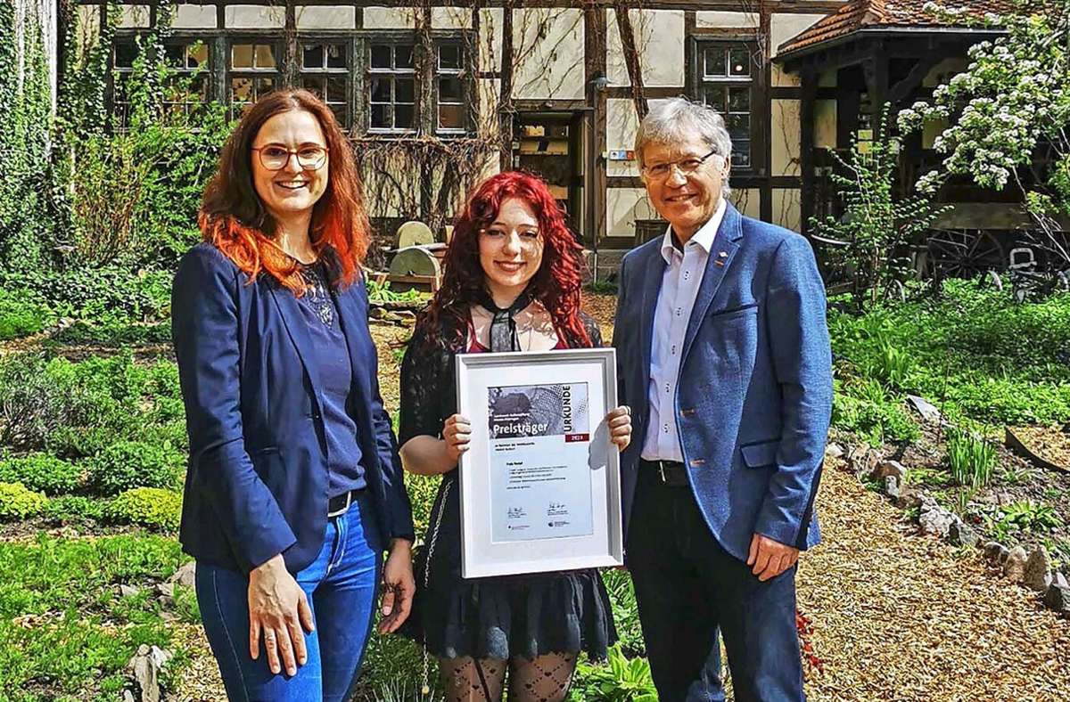 Frida Beckel nahm den mit 500 Euro dotierten Preis entgegen. Es gratulierten Museumsleitern Tanja König und Michael Kraus von der Sparkassenkulturstiftung. Foto: privat