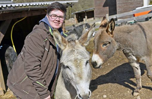 Angelique Kraus mit den Eseln Olli und Eddy im Neufanger Tiergarten. Foto: Carl-Heinz Zitzmann