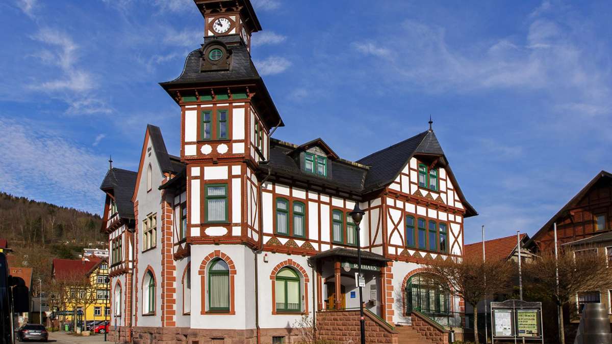 Steinbach-Hallenberg: Mobiltelefon  ersetzt fehlende Türglocke am Rathaus