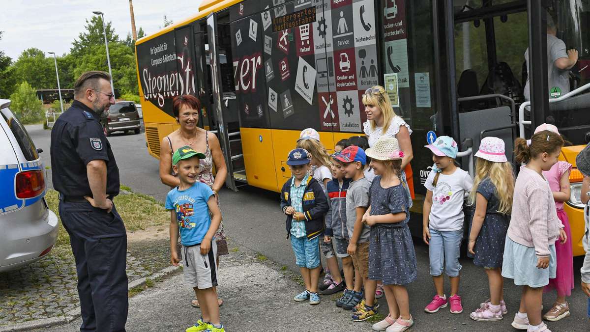 Sicherheit im Schulbus: Vorschüler lernen Busfahrt-Knigge