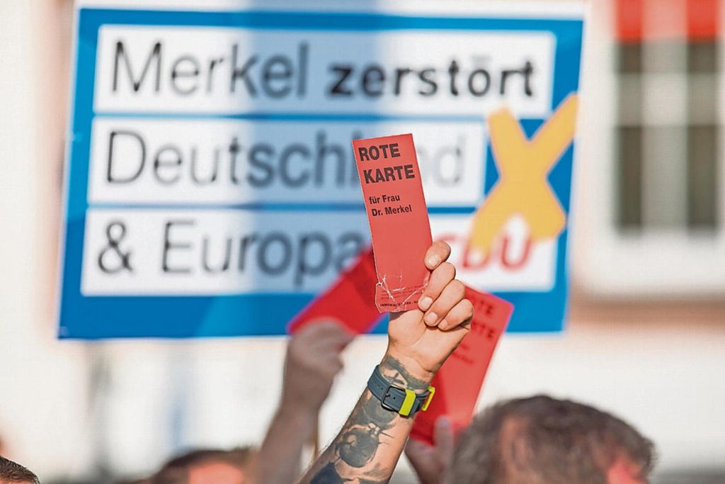 Von ihren Anhängern gab es die grüne, von denen, die protestierten, gab es die Rote Karte für Merkel.