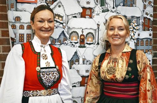 Die Norwegerinnen haben ihre  Trachten herausgeholt Foto: Franz Lerchenmü/er