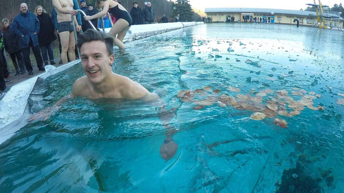 Thüringen: Eisiges Vergnügen am Neujahrstag: Schwimmen in zwei Freibädern