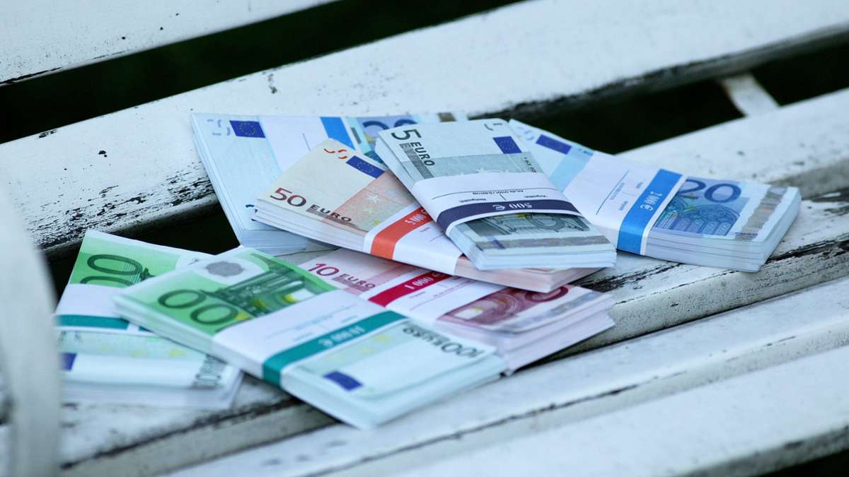 Paar verliert Bargeld: Tausende Euro liegen in Sonneberg herum