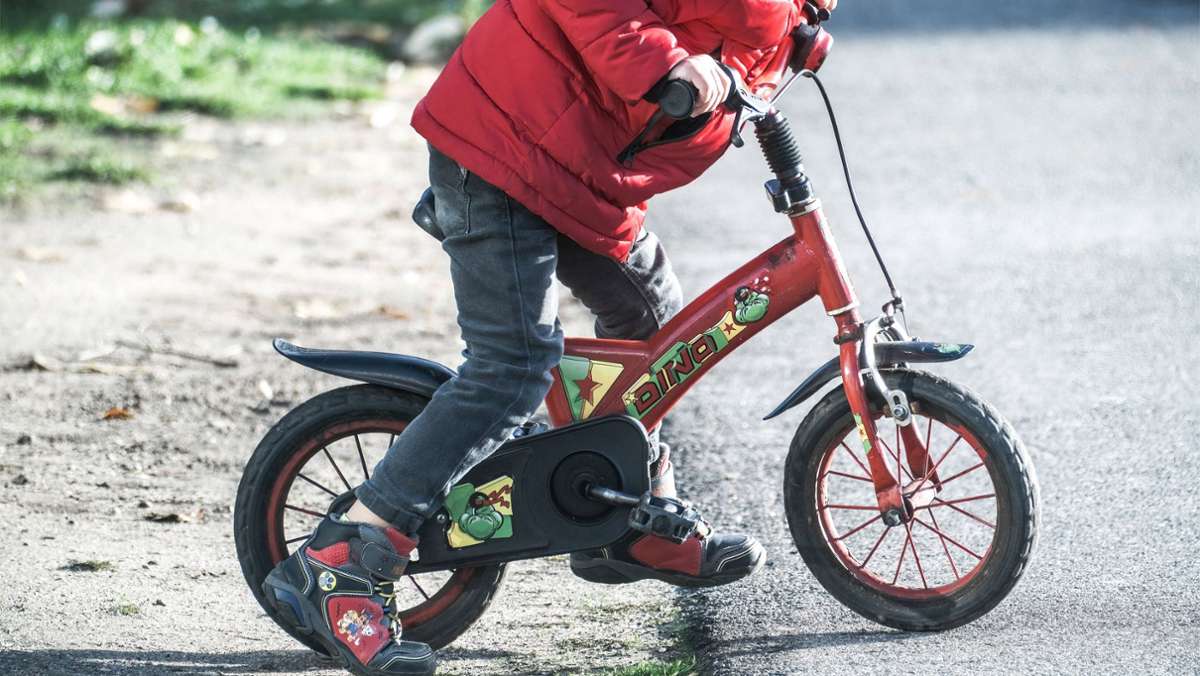 Vatertag in Brünn: Erwachsener auf  Kinderrad baut Unfall