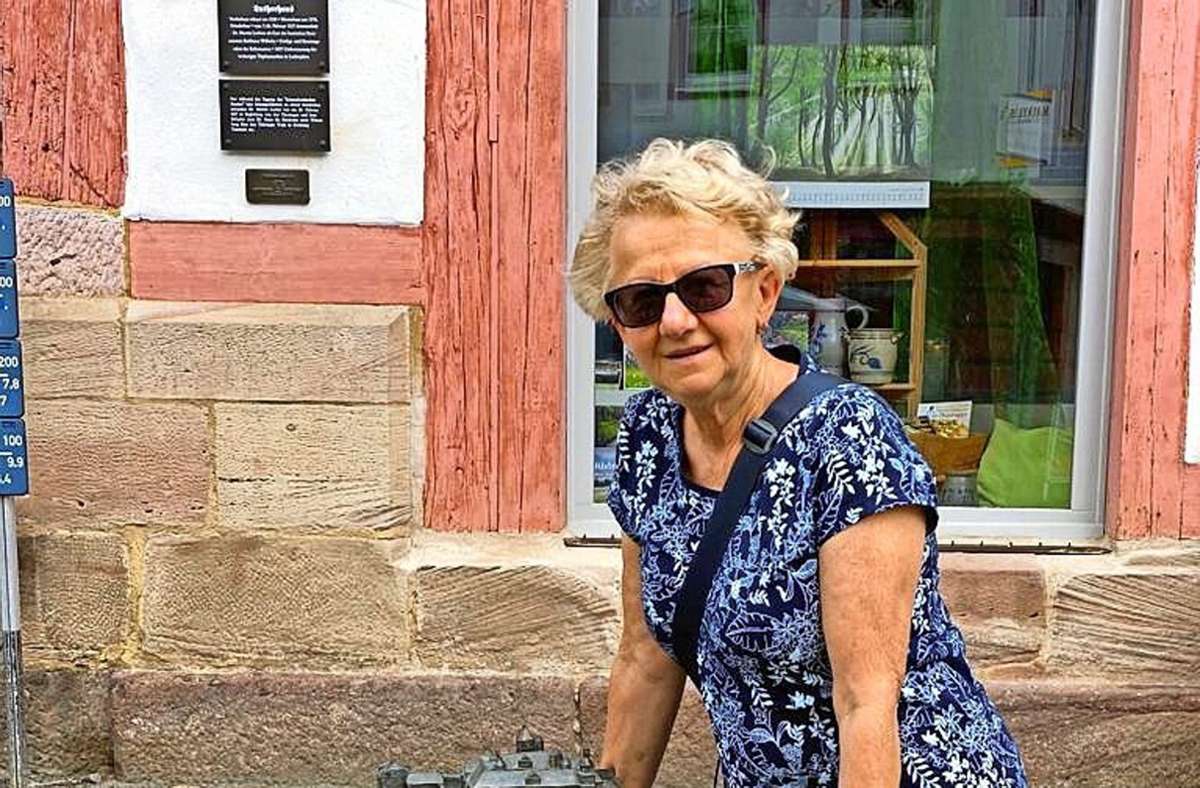 Gudrun Schall liebt Schmalkalden, wo sie seit 1975 zu Hause ist. Hier steht sie am Stadtrelief auf dem Lutherplatz. Foto:  