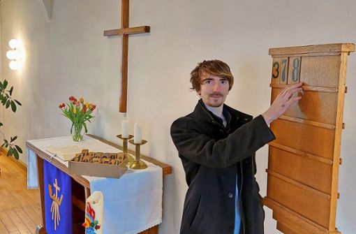 Auch das macht ein Praktikant: Christian Ehrhardt bestückt  im Fambacher Gemeindesaal die Liedertafel  für den nächsten Gottesdienst. Foto: /Ulricke Bischoff