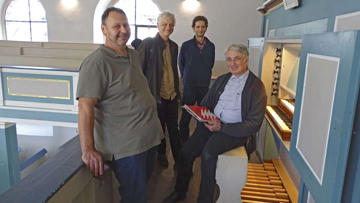 Orgelbaumeister Dirk Schönefeld ist sichtlich mit der Arbeit seiner Angestellten zufrieden.