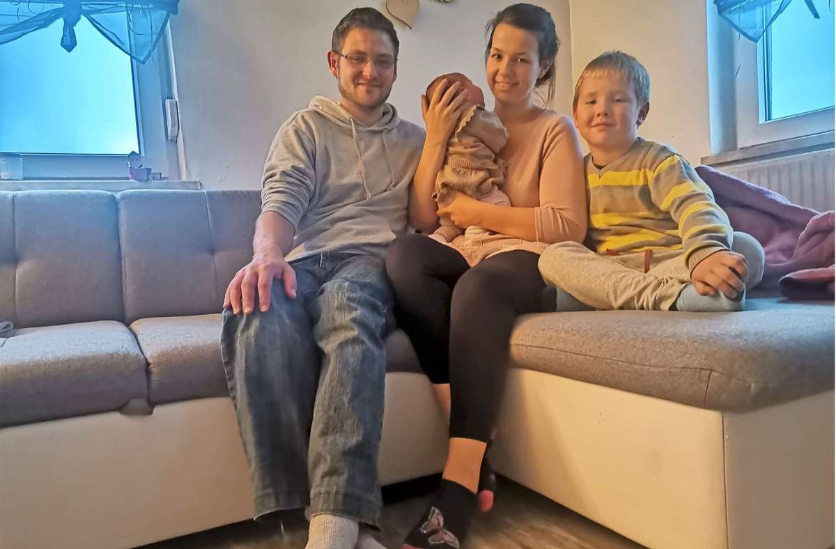 Maria und David John mit Sohn Mason-Chris und Tochter Macey-Eloise, geboren am 28. Oktober im Rettungswagen vor dem Krankenhaus Schmalkalden. Foto:  