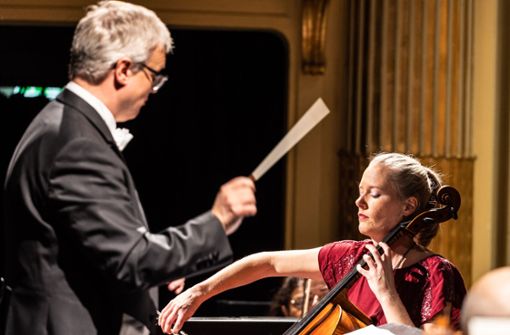 Philippe Bach am Pult mit der schwedischen Cellistin Karolina Öhman. Foto: Christina Iberl