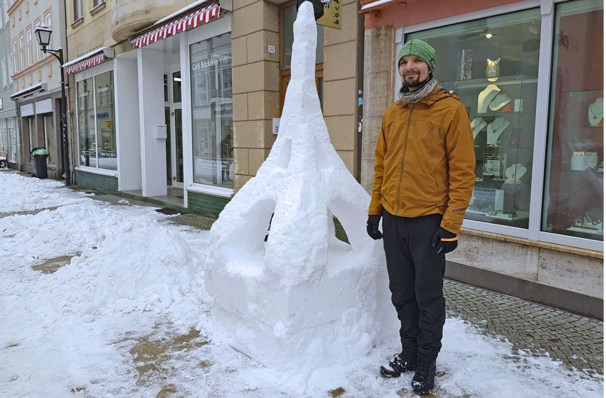 Der Ilmenauer Matthias Oettmeier präsentiert seinen aus Schnee geformten Eiffelturm in der Ilmenauer Innenstadt. Gemeinsam mit seinen Kindern hat er noch weitere Skulpturen gebaut.