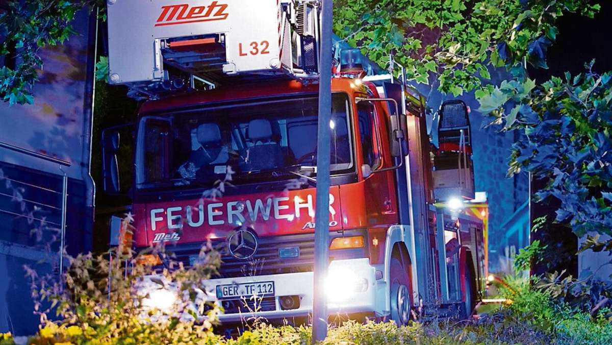 Suhl: Feuerwehr rettet zwei Bewohner aus brennendem Haus