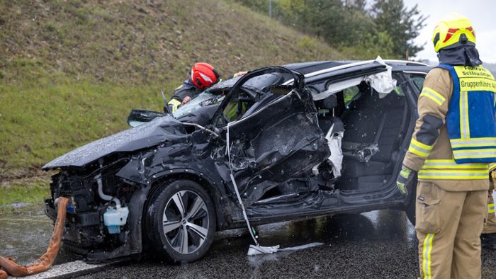 Unfälle auf A73 : Sommerreifen und zu schnell: Lebensgefährlich verletzt