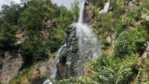 Vandalismus?: Felsbrocken in Wasserfallgraben lösen Stau aus