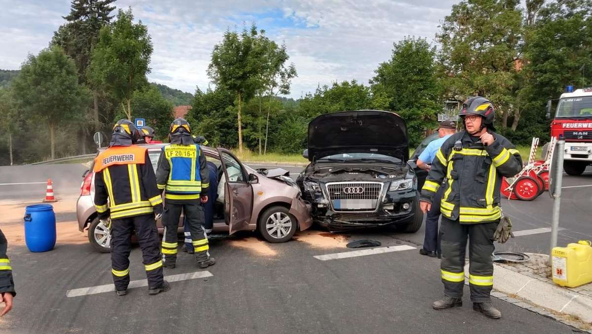 Hildburghausen: Vorfahrtsfehler führt zu Crash auf Kreuzung: Zwei Verletzte