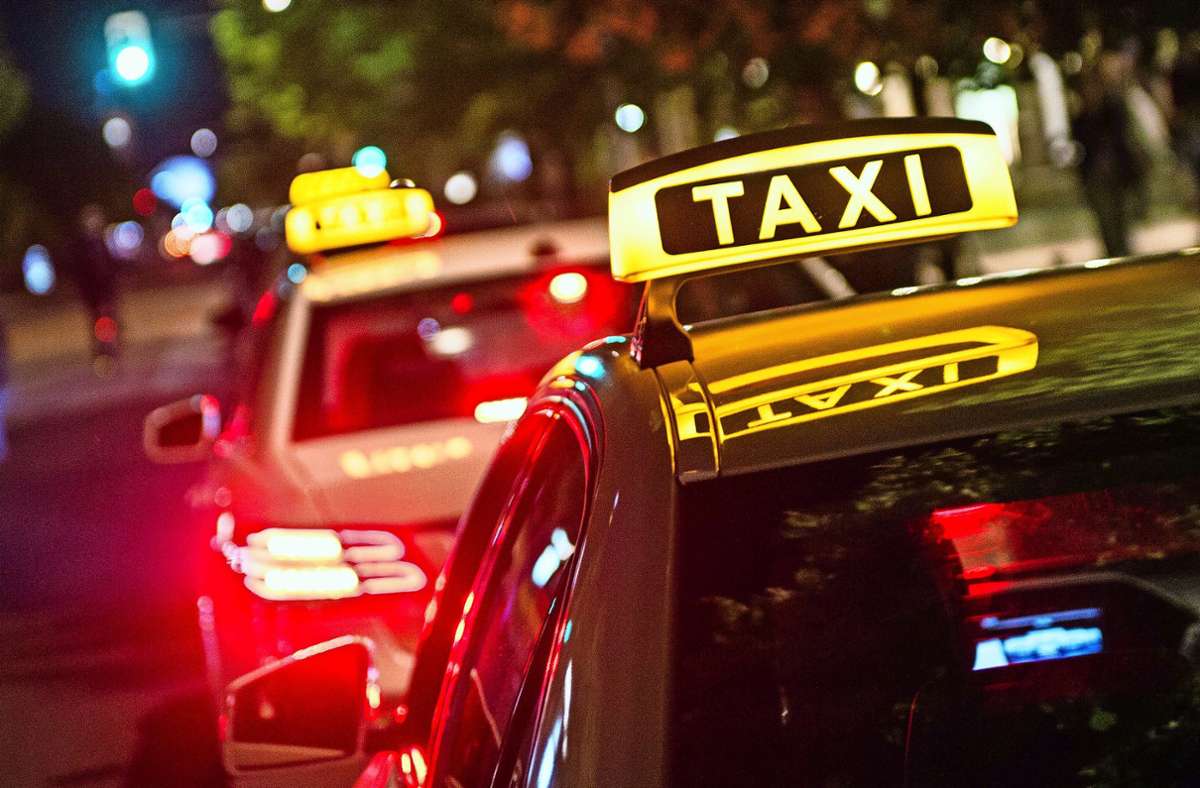 Fahrten bei Nacht können für Taxifahrer immer gefährlich sein, insbesondere wenn bei den Fahrgästen Alkohol im Spiel ist. Ein Taxifahrer aus Großbreitenbach hat in der Silvesternacht eine wahre Horrornacht erlebt, wurde beleidigt und geschlagen. Welche Corona-Regeln im Taxi gelten, lesen Sie in unserer Bildergalerie.