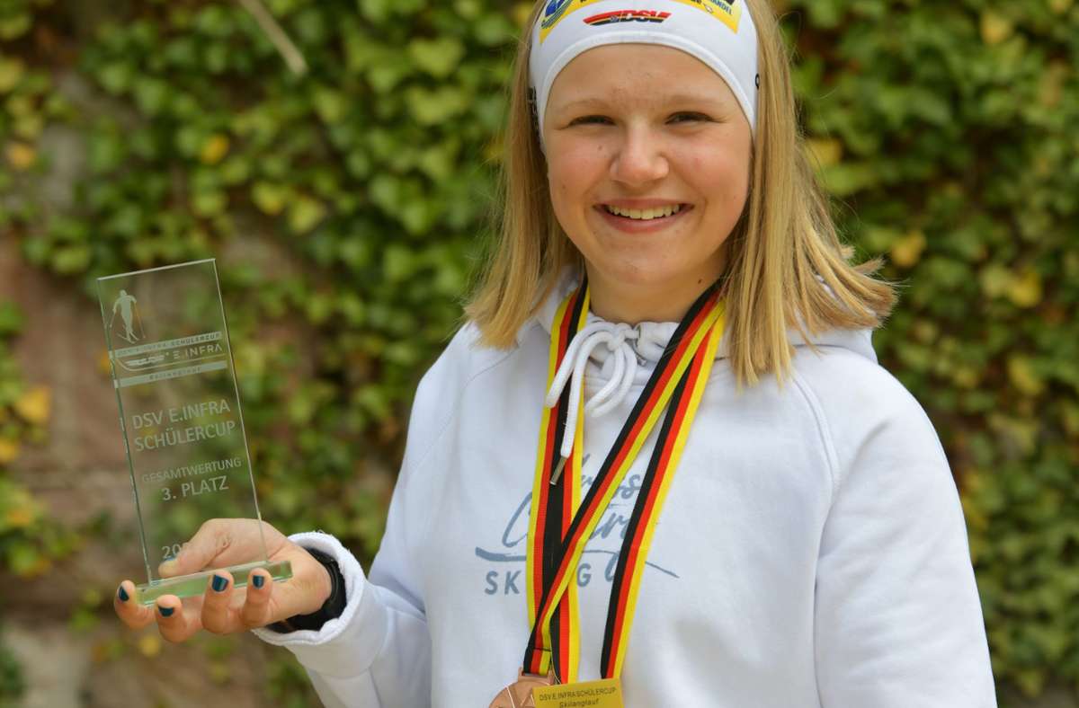 Einige Siegertrophäen wie den Pokal für den dritten Platz beim Deutschen Schülercup und die beiden Medaillen konnte Leoni Dellit schon einheimsen. Foto: Sascha Bühner/fotobuehner