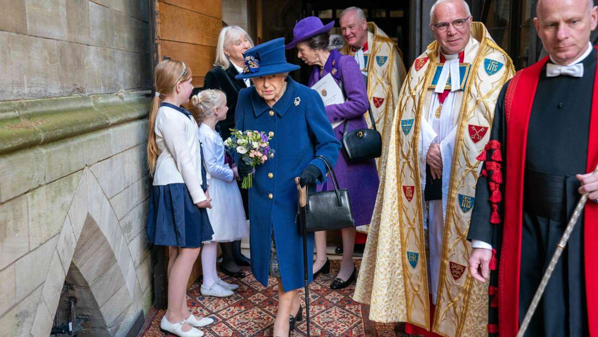 Königin Elizabeth II.: Queen benutzt Gehstock in der Öffentlichkeit