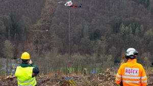 Hubschrauber holt Hunderte Tonnen totes Buchenholz von Hang