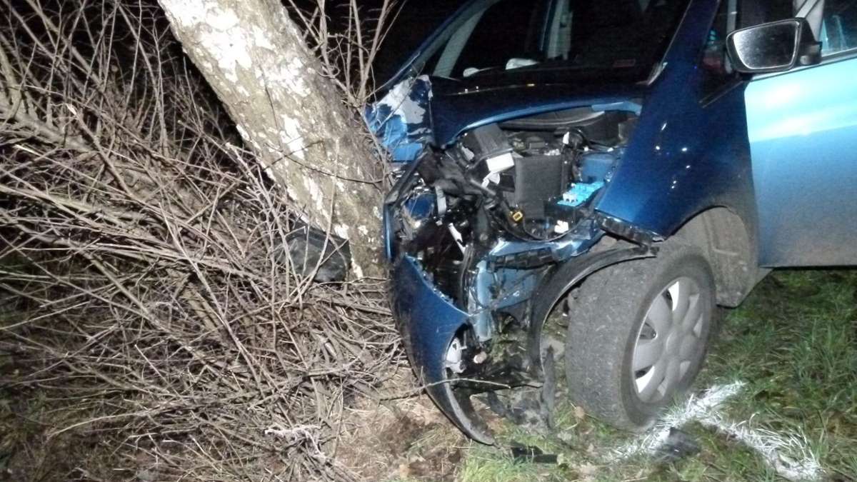 Bad Salzungen: 19-Jähriger fährt mit Auto gegen Baum und stirbt am Unfallort