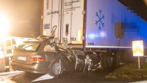 Autofahrer rast in Sattelzug und stirbt