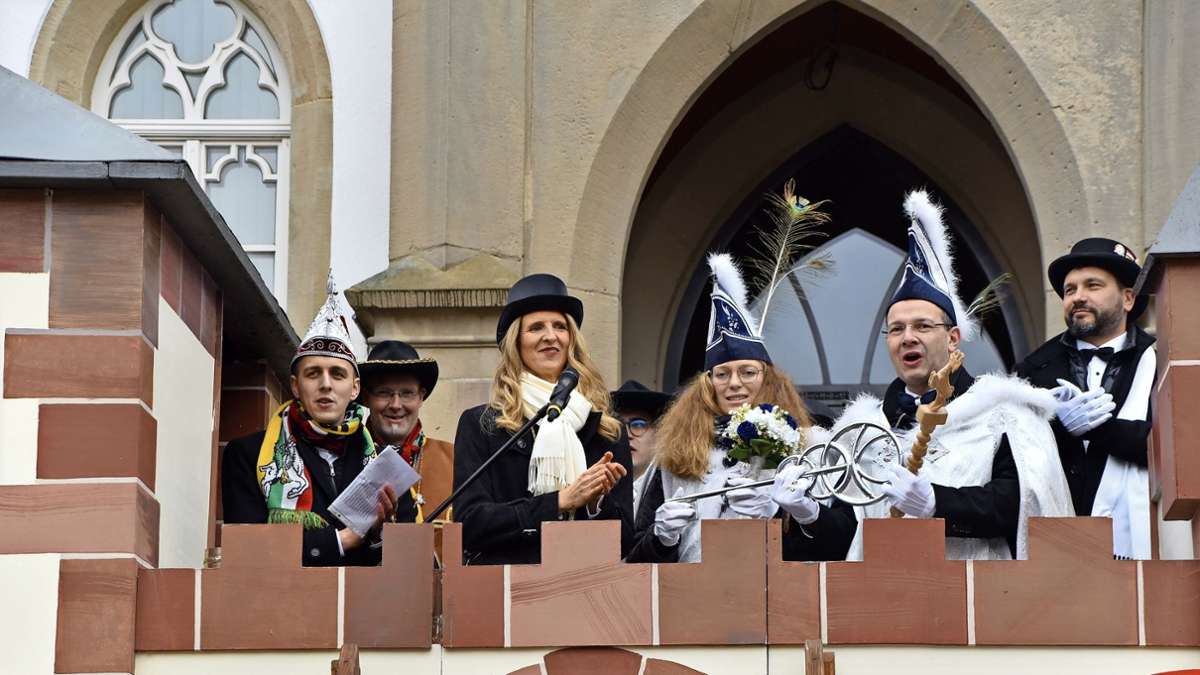 Bürgermeisterin Manuela Henkel übergab den Rathausschlüssel an das Prinzenpaar.