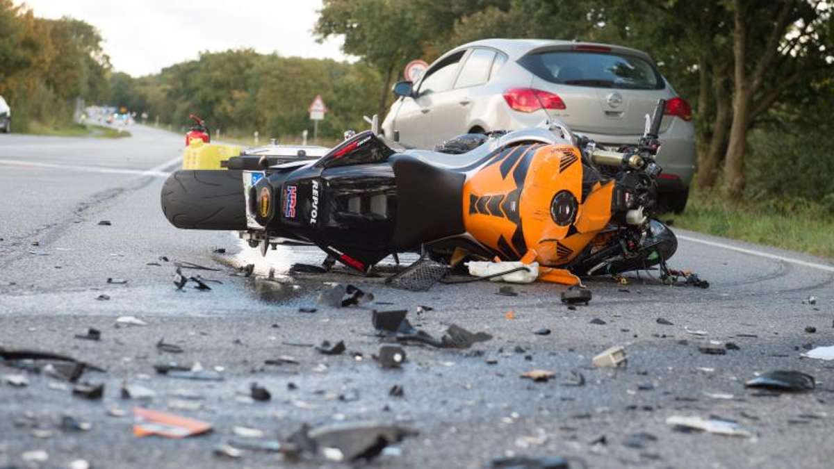 Thüringen: Motorradfahrer stirbt bei Unfall - Sohn schwer verletzt