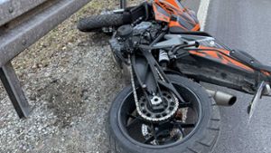Motorradfahrer kommt von Straße ab und stürzt - schwer verletzt