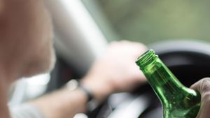 Sonneberg: Transporter-Fahrer rammt betrunken geparktes Auto