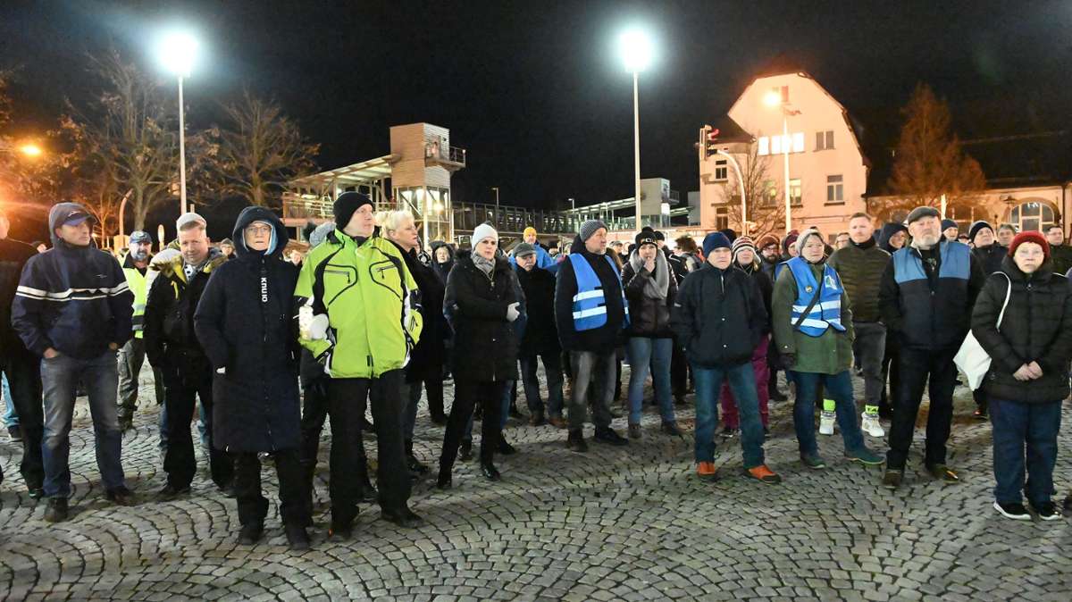 Demo in Sonneberg: Applaus und Beschimpfungen am Bahnhofsplatz
