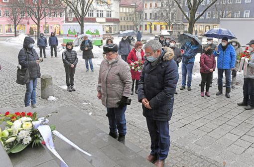Elke Pudszuhn und Oberbürgermeister André Knapp vor den Teilnehmern des Gedenkens am Rathaus. Foto: frankphoto.de