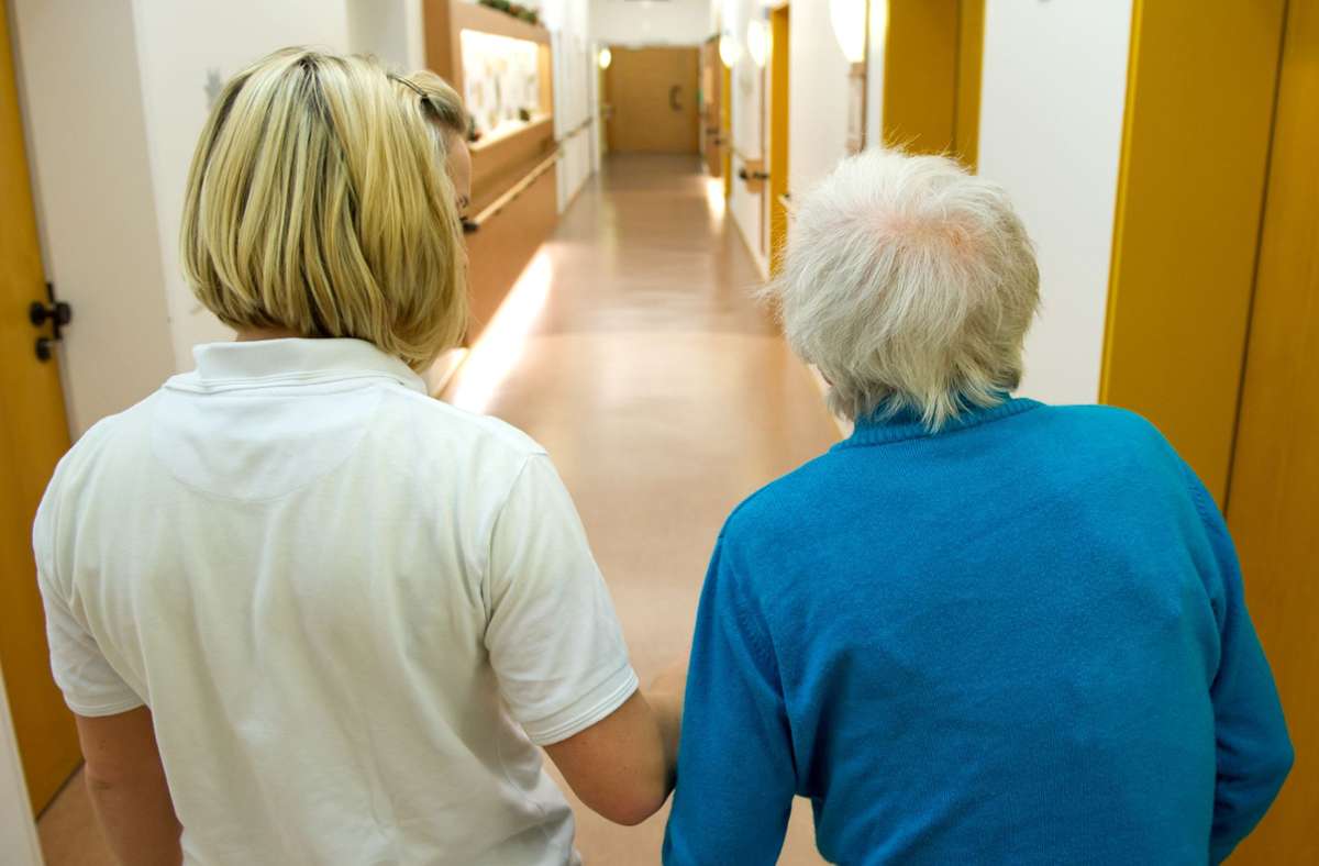 Eine Pflegerin begleitet eine Frau im Pflegeheim. - Symbolfoto Foto: Sven Hoppe/dpa