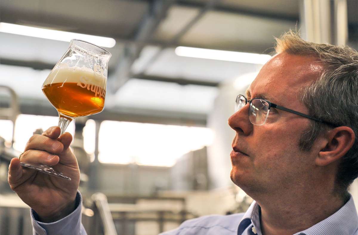 Brauereichef Steffen Stupp inspiziert ein ganz frisch Gezapftes.
