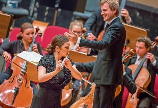 Mit Charme und voller Energie dirigierte Risto Joost die Philharmonie der Nationen. An der Flöte: Johanna Dömötör. Foto: ari