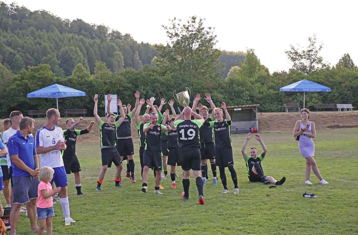 Die Herpfer Fußballer feiern ausgelassen den Gewinn des Stadtpokals. Foto: c.NS/Scheidler