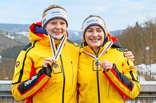 Strahlende Gesichter: Pauline Patz (rechts) und Luisa Romanenko in Winterberg bei der Siegerehrung. Foto:  