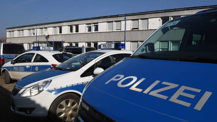 Polizei mit 20 Einsatzwagen vor Asyl-Unterkünften