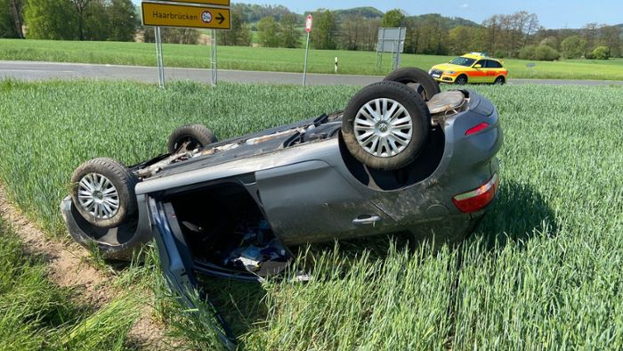 Polizisten beobachten live Unfall bei Neustadt bei Coburg: Auto schleudert mit quietschenden Reifen in Acker und überschlägt sich