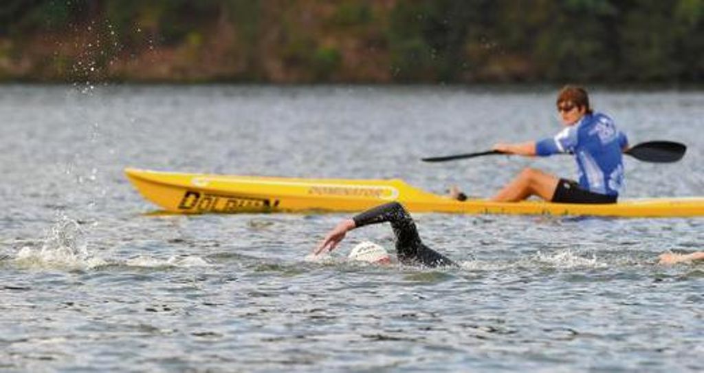 Zu Wasser: Gleich zweimal Bekanntschaft mit dem Bergsee Ratscher machten die Starter der Quadrathlon-WM am Samstag - beim Schwimmen und beim Kajakfahren.	Fotos: frankphoto.de