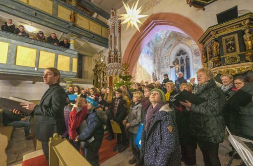 Die Suhler Singakademie mit ihrem neuen Kinderchor während des Weihnachtssingens in der Heinrichser Kirche. Foto: Karl-Heinz/ Frank