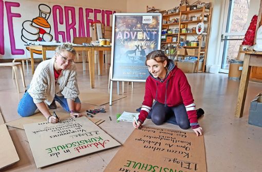 Juliane und Alina bei den letzten Vorbereitungen für den „Advent in der Kunstschule“ am kommenden Samstag. Foto: Ilga Gäbler