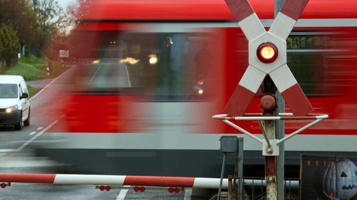Hildburghausen: Autofahrer bleibt mit Wagen auf Bahnübergang stecken